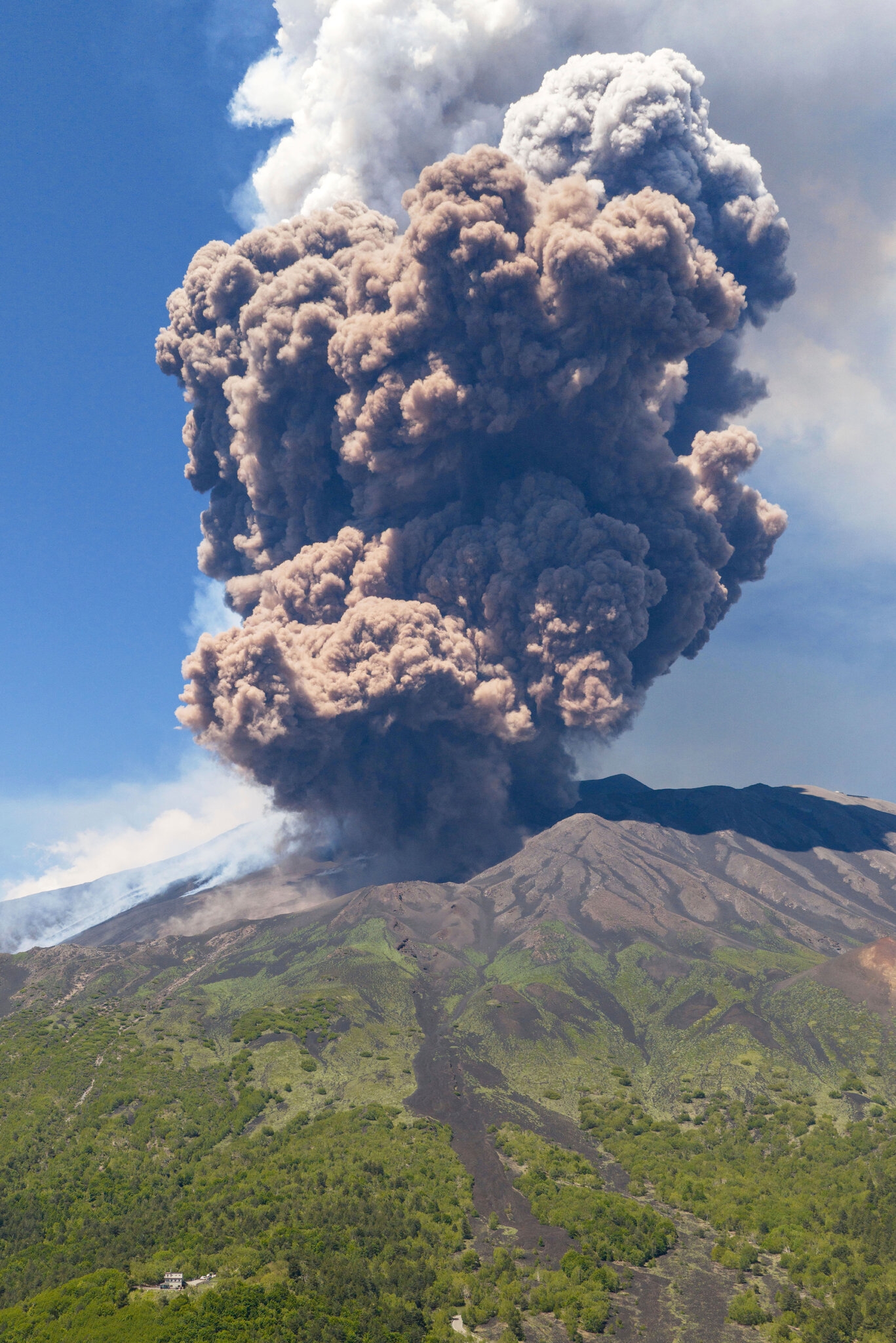 Mount Etna Erupts In Sicily Sending Hikers Scrambling For Cover The New York Times Mount Etna Erupts In Sicily Sending Hikers Scrambling For Cover The New York Times