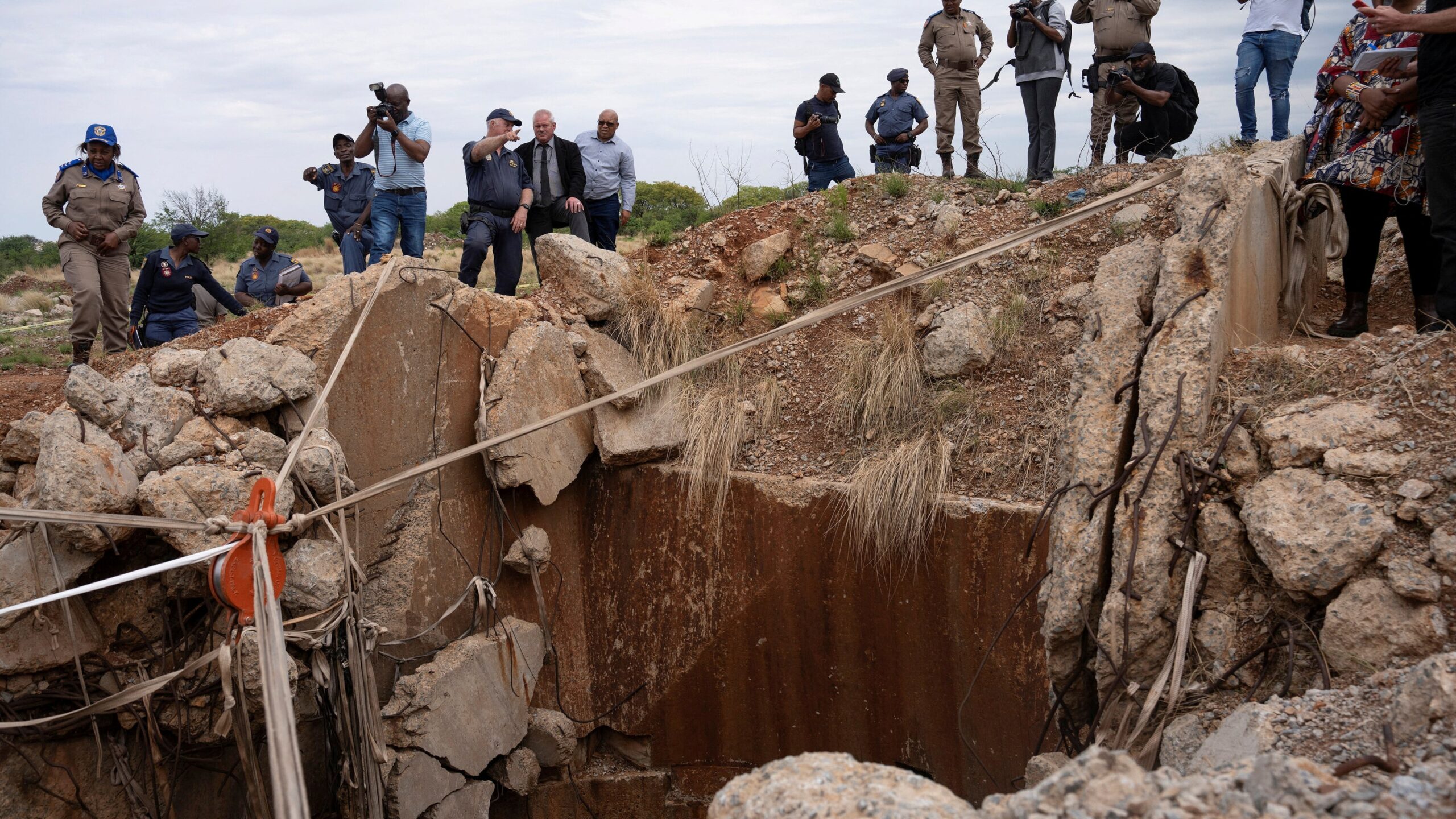 South Africa Police Try Siege Tactics On Illegal Mining Igniting Debate The New York Times South Africa Police Try Siege Tactics On Illegal Mining Igniting Debate The New York Times