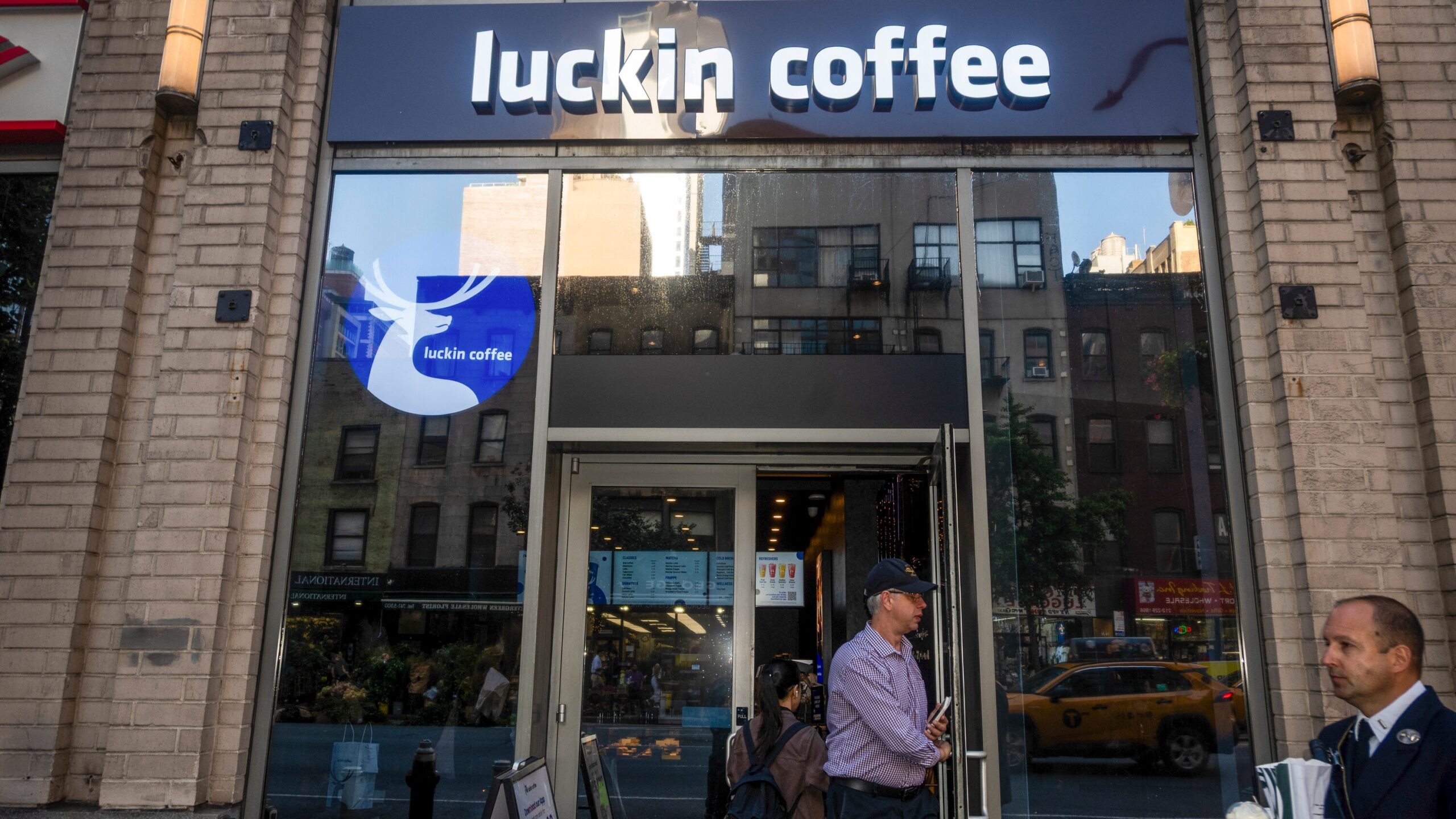 With Starbucks Struggling Can Luckin Coffee Make Inroads In New York The New York Times